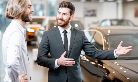 vendeur et acheteur de voiture